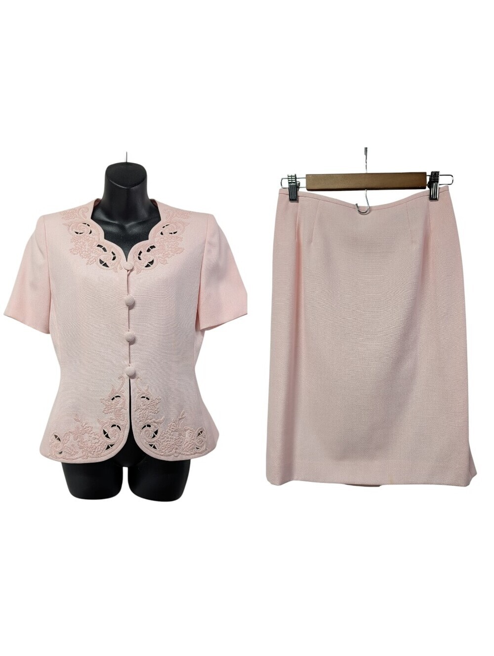Le Suit Petite 4P Pink Embroidered 2-Piece Skirt Suit Set Short Sleeve Vintage